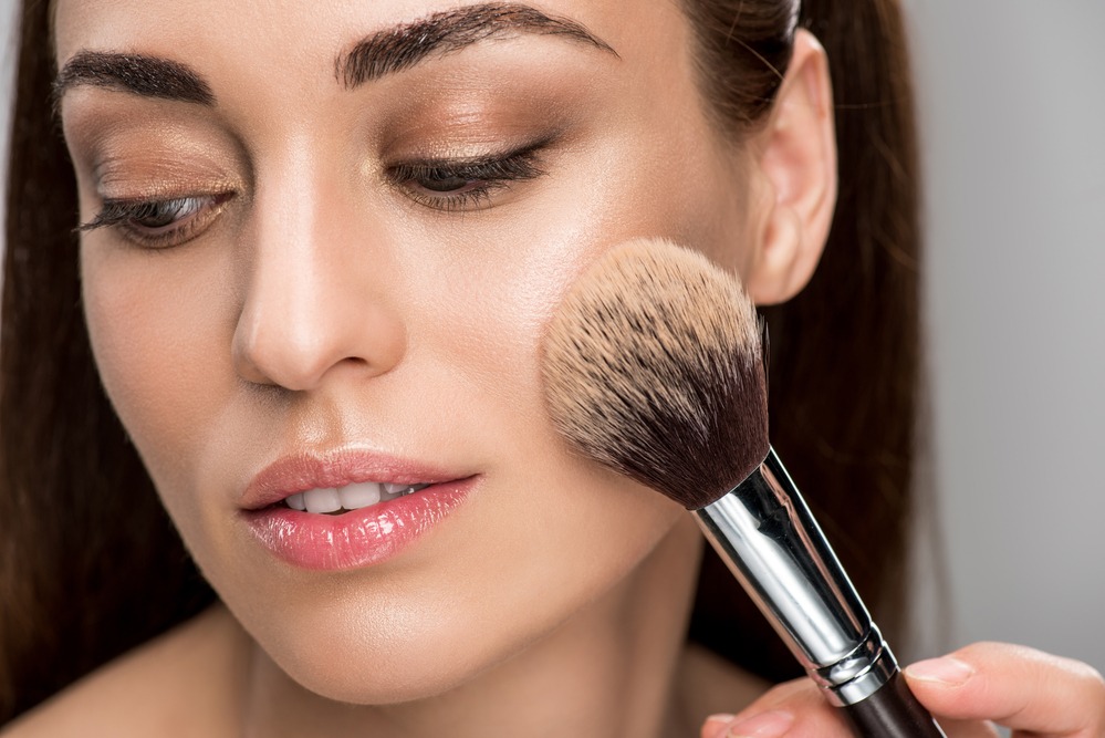 applying loose powder - 7 tips to keep your makeup last all day